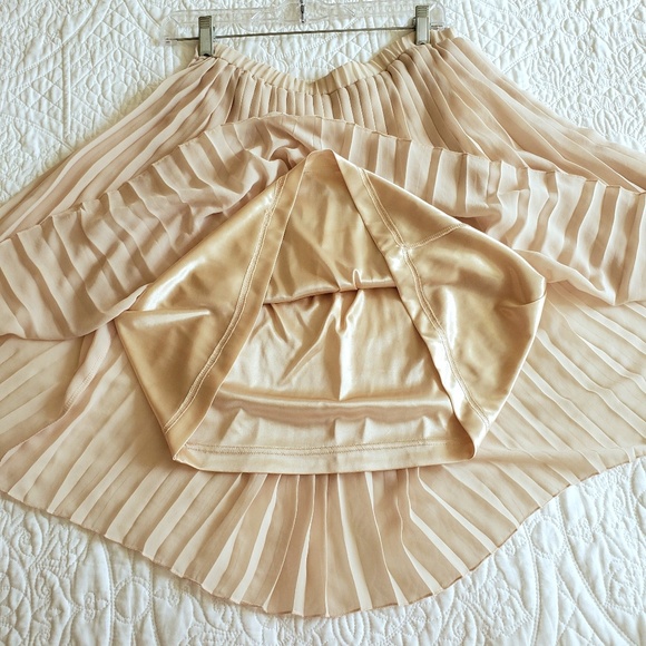 Pleated Midi Skirt in Cream - Picture 3 of 7